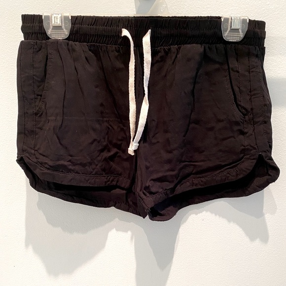 Ardene โข Black mini short with elastic waist - Picture 2 of 7